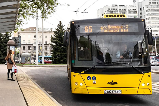 Общественный транспорт минует колею