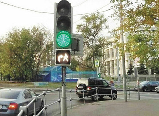 Белый пешеход забрался на светофор